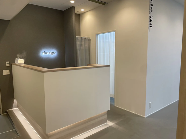 プラスエイト横浜西口店